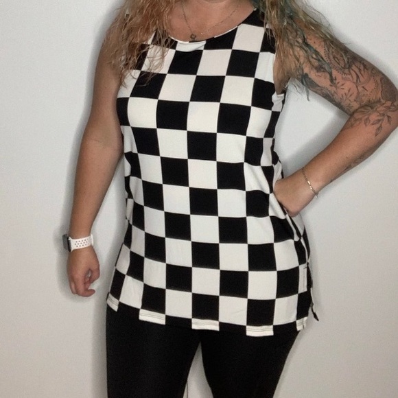 Boutique! CHECKERED PRINT SLEEVELESS SIDE SLIT TOP - Picture 4 of 4